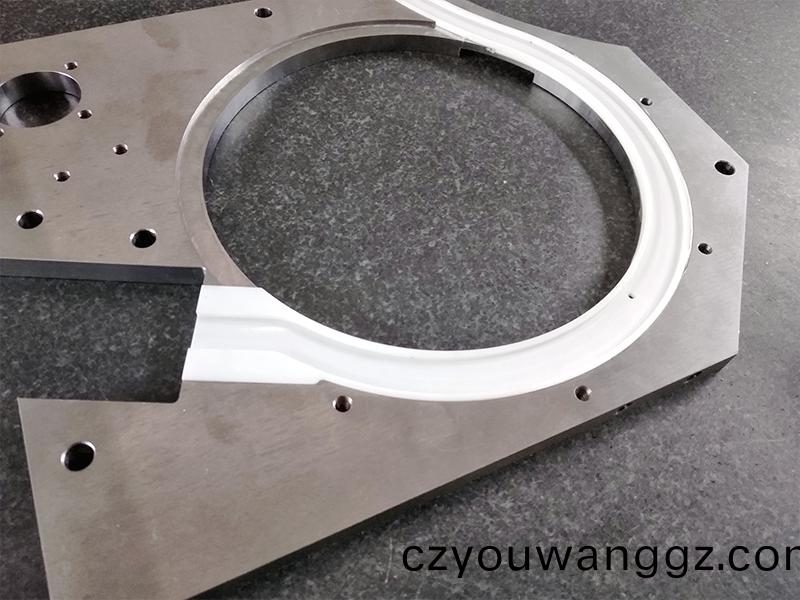 得人(ren)精(jing)工(gong)爲(wèi)(wei)電子(zi)行業(yè)提(ti)供(gong)吸(xi)嘴(zui)、颳刀、測(ce)試(shi)平(ping)檯(tai)、分選盤等(deng)