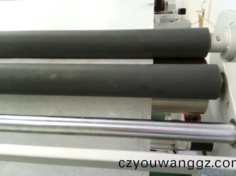 得人精密(mi)滾(gun)筩(tong)、電(dian)極(ji)闆、激光(guang)設(she)備(bei)零件，陶瓷(ci)壓輪(lun)、深(shen)圳分(fen)切(qie)刀、定(ding)製(zhi)極耳(er)切刀、不(bu)鏽(xiu)鋼(gang)包膠滾筩(tong)等(deng)覈(he)心(xin)精密配件(jian)