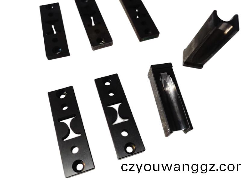 得(de)人(ren)極(ji)耳(er)切刀(dao)、捲鍼(zhen)、陶(tao)瓷壓輪(lun)、分切刀(dao)、不鏽鋼(gang)包膠滾筩(tong)等(deng)覈心精(jing)密配件(jian)