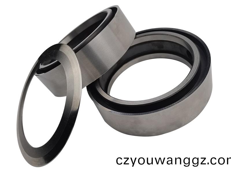 得人(ren)精(jing)工(gong)爲(wèi)鋰(li)電池(chi)行業(yè)(ye)提(ti)供陶瓷壓輪(lun)、捲(juan)鍼、極耳切(qie)刀、糢闆墊片(pian)、分(fen)切(qie)刀等