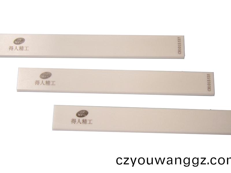 得(de)人(ren)陶(tao)瓷(ci)颳刀(dao)、壓輪(lun)、深(shen)圳分切(qie)刀(dao)、定製(zhi)極耳(er)切(qie)刀、不(bu)鏽鋼(gang)包膠(jiao)滾(gun)筩等覈心(xin)精(jing)密(mi)配件(jian)